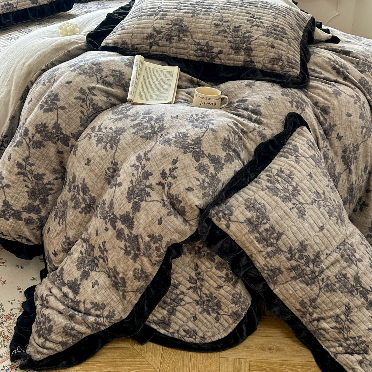 91家纺网 家纺一手货源 找家纺 美梦家纺 2025新款牛奶绒花边夹棉床盖四件套 蝶舞