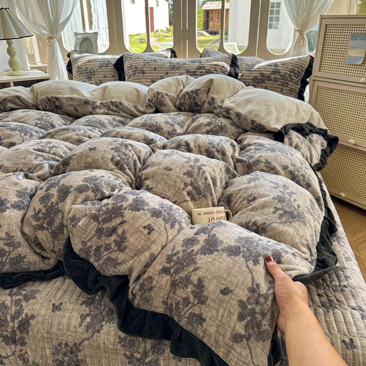 91家纺网 家纺一手货源 找家纺 美梦家纺 2025新款牛奶绒花边夹棉床盖四件套 蝶舞