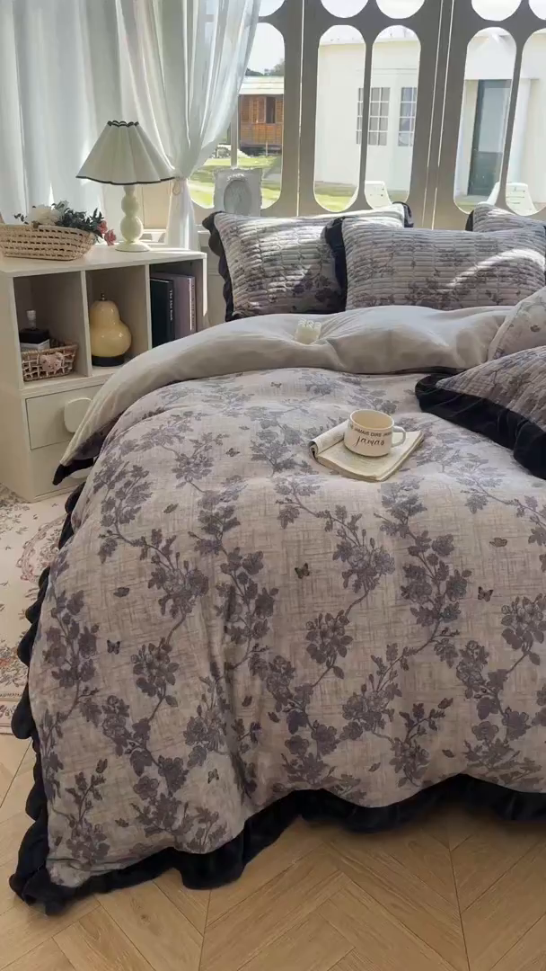 91家纺网 家纺一手货源 找家纺 美梦家纺 2025新款牛奶绒花边夹棉床盖四件套 蝶舞