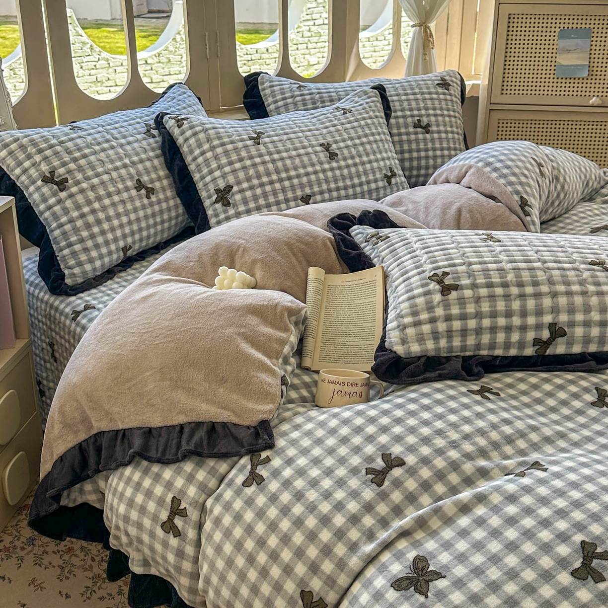 91家纺网 家纺一手货源 找家纺 美梦家纺 2025新款牛奶绒花边夹棉床盖四件套 蝴蝶结-灰