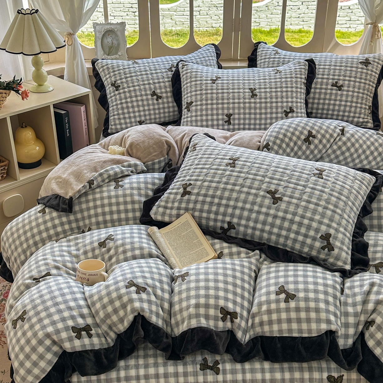 91家纺网 家纺一手货源 找家纺 美梦家纺 2025新款牛奶绒花边夹棉床盖四件套 蝴蝶结-灰