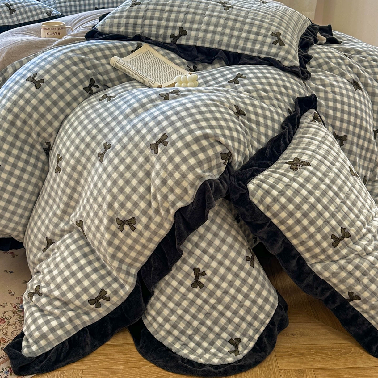 91家纺网 家纺一手货源 找家纺 美梦家纺 2025新款牛奶绒花边夹棉床盖四件套 蝴蝶结-灰