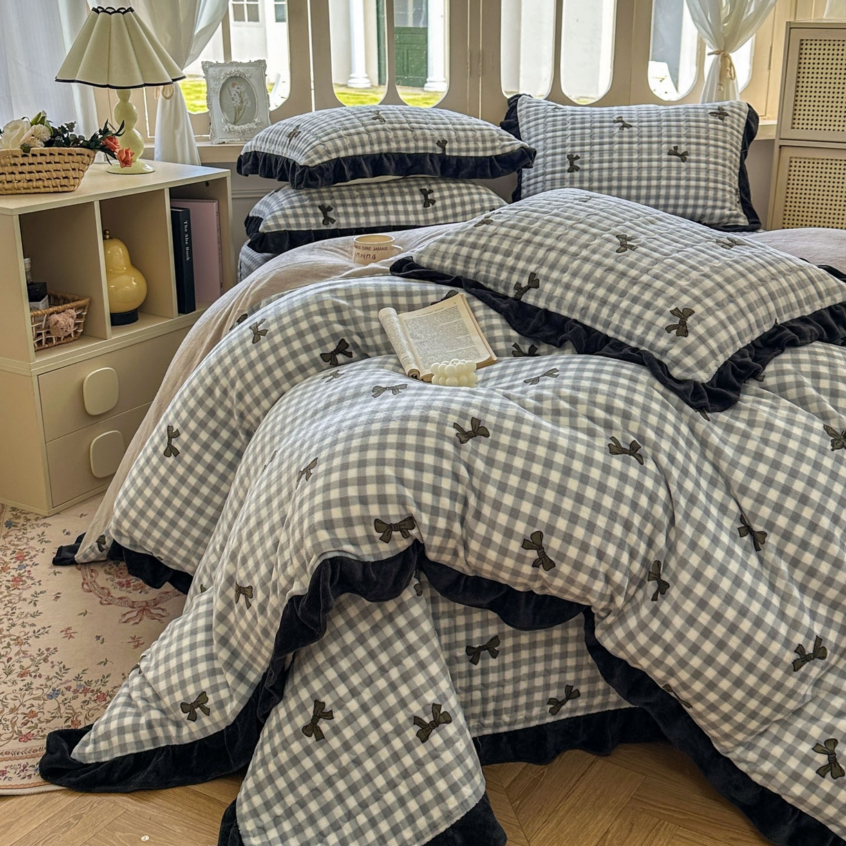 91家纺网 家纺一手货源 找家纺 美梦家纺 2025新款牛奶绒花边夹棉床盖四件套 蝴蝶结-灰