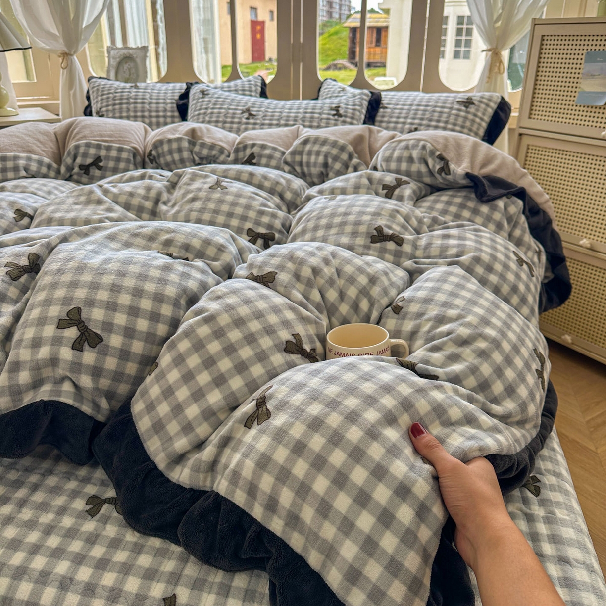 91家纺网 家纺一手货源 找家纺 美梦家纺 2025新款牛奶绒花边夹棉床盖四件套 蝴蝶结-灰