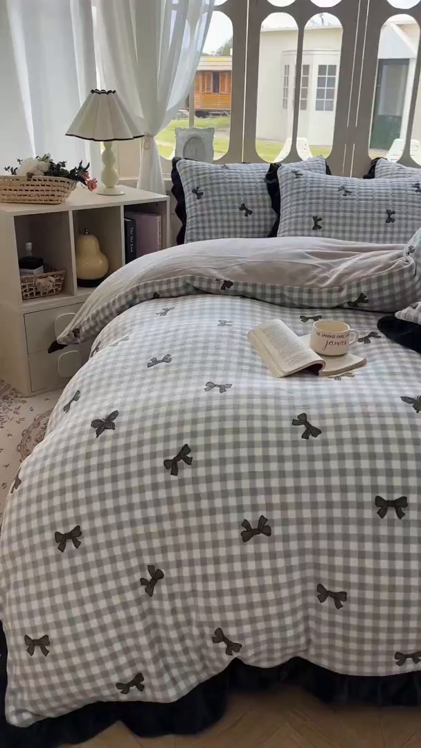 91家纺网 家纺一手货源 找家纺 美梦家纺 2025新款牛奶绒花边夹棉床盖四件套 蝴蝶结-灰