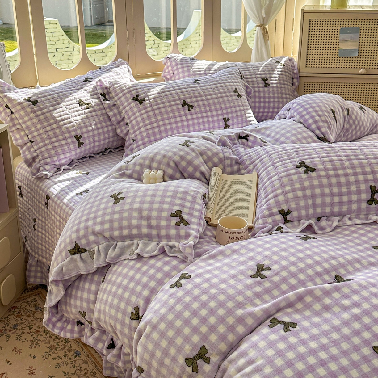 91家纺网 家纺一手货源 找家纺 美梦家纺 2025新款牛奶绒花边夹棉床盖四件套 蝴蝶结-紫