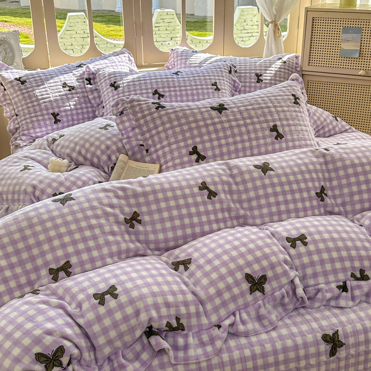 91家纺网 家纺一手货源 找家纺 美梦家纺 2025新款牛奶绒花边夹棉床盖四件套 蝴蝶结-紫
