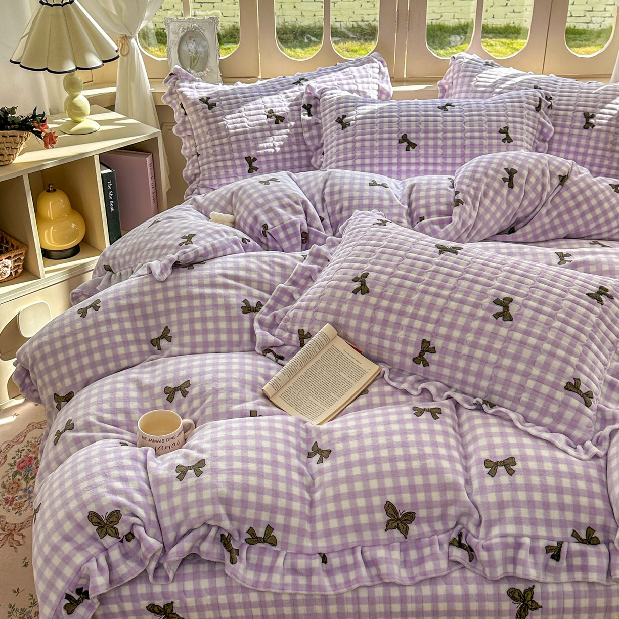 91家纺网 家纺一手货源 找家纺 美梦家纺 2025新款牛奶绒花边夹棉床盖四件套 蝴蝶结-紫