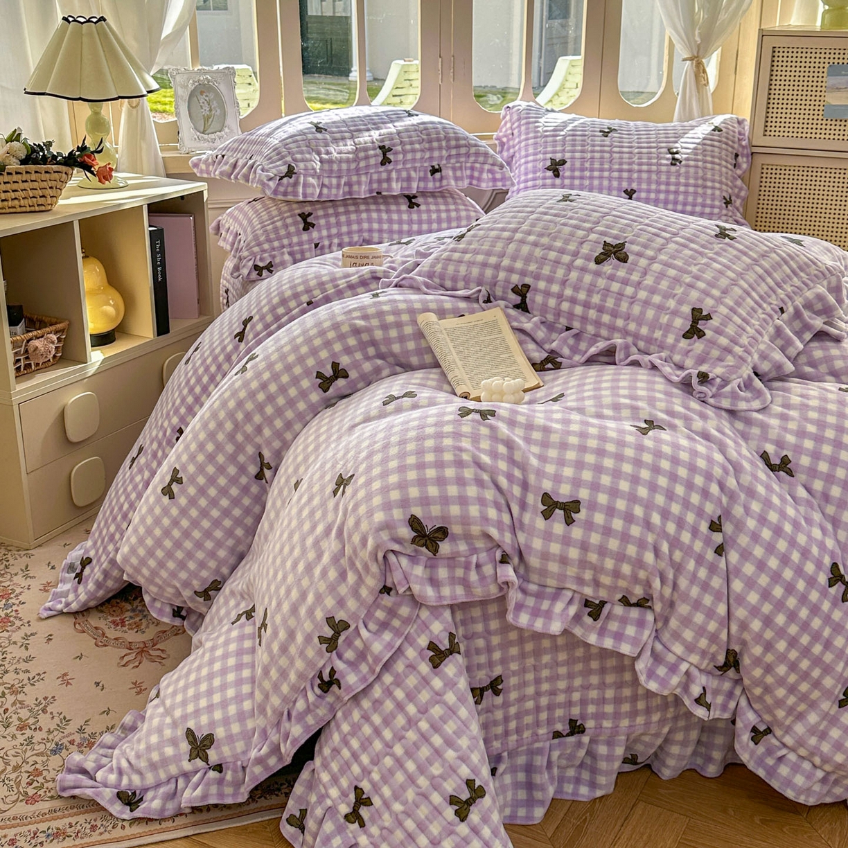 91家纺网 家纺一手货源 找家纺 美梦家纺 2025新款牛奶绒花边夹棉床盖四件套 蝴蝶结-紫
