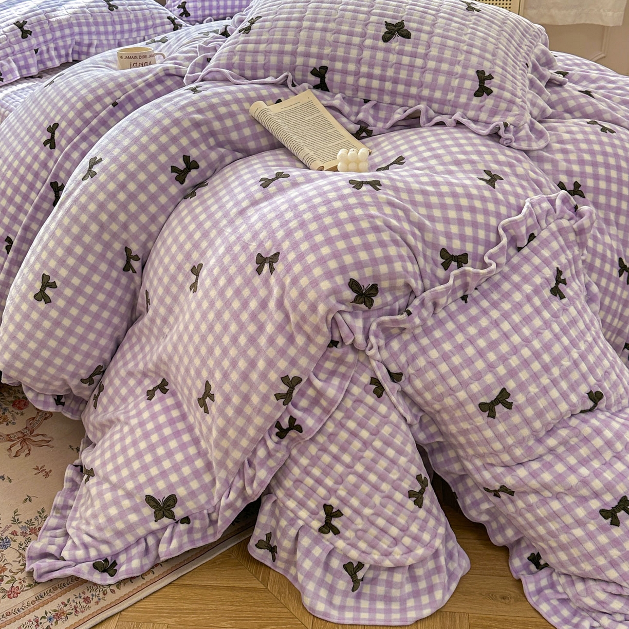 91家纺网 家纺一手货源 找家纺 美梦家纺 2025新款牛奶绒花边夹棉床盖四件套 蝴蝶结-紫