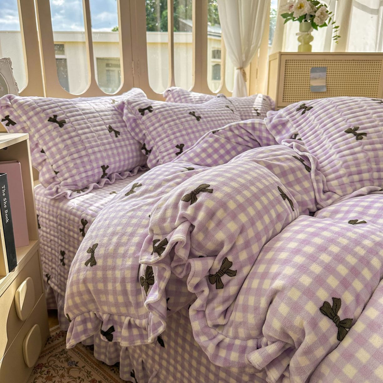 91家纺网 家纺一手货源 找家纺 美梦家纺 2025新款牛奶绒花边夹棉床盖四件套 蝴蝶结-紫