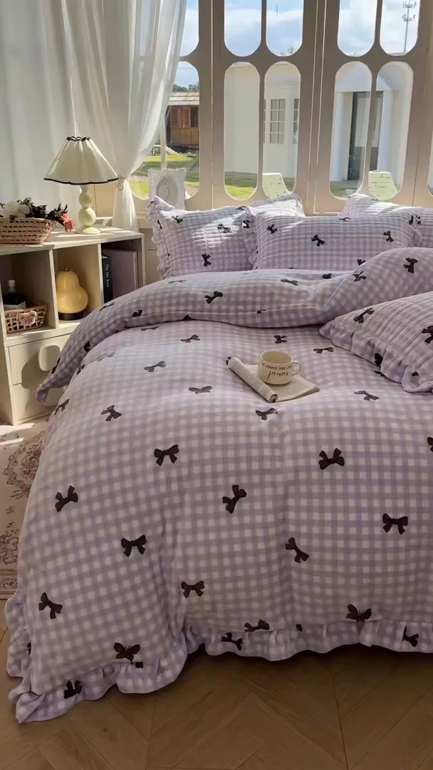 91家纺网 家纺一手货源 找家纺 美梦家纺 2025新款牛奶绒花边夹棉床盖四件套 蝴蝶结-紫