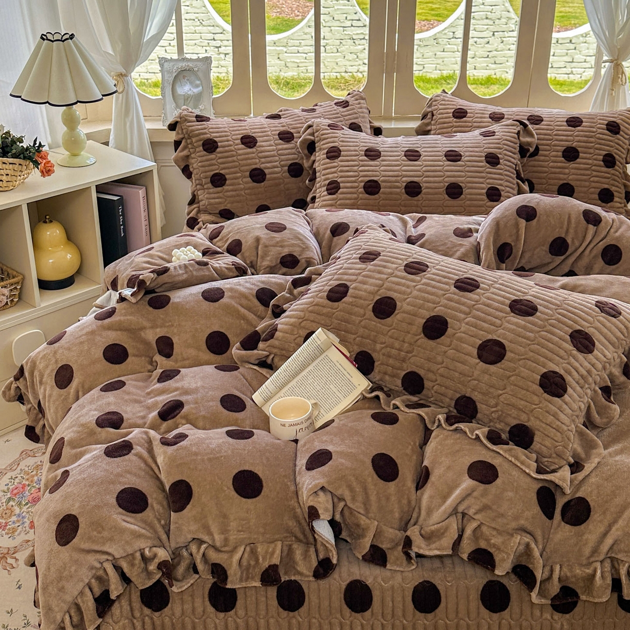 91家纺网 家纺一手货源 找家纺 美梦家纺 2025新款牛奶绒花边夹棉床盖四件套 咖波点