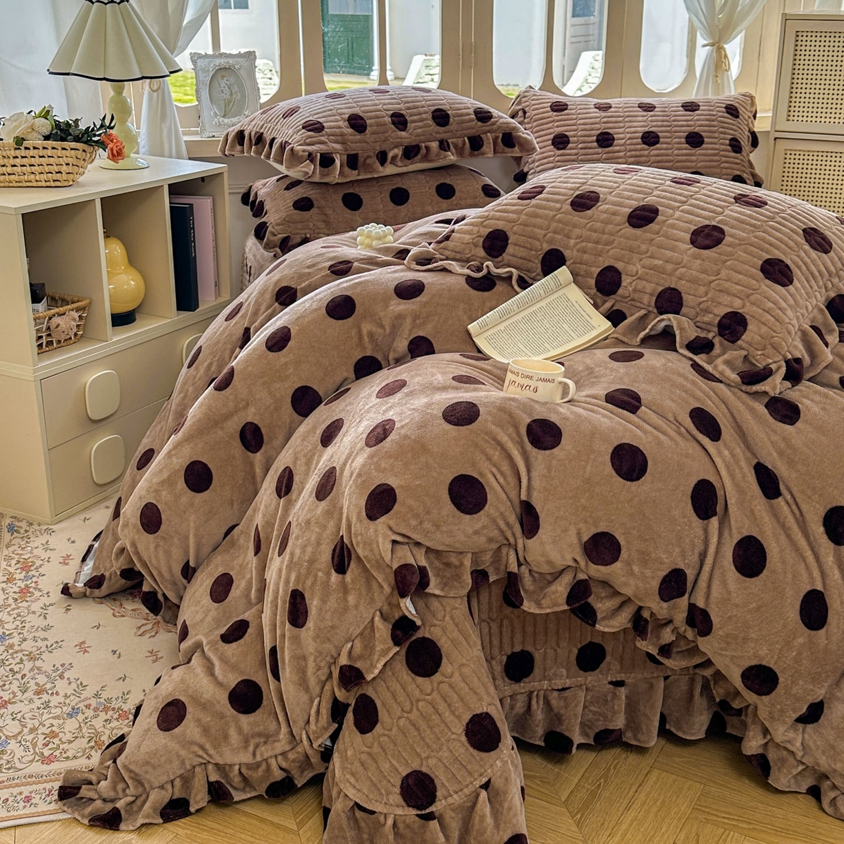 91家纺网 家纺一手货源 找家纺 美梦家纺 2025新款牛奶绒花边夹棉床盖四件套 咖波点