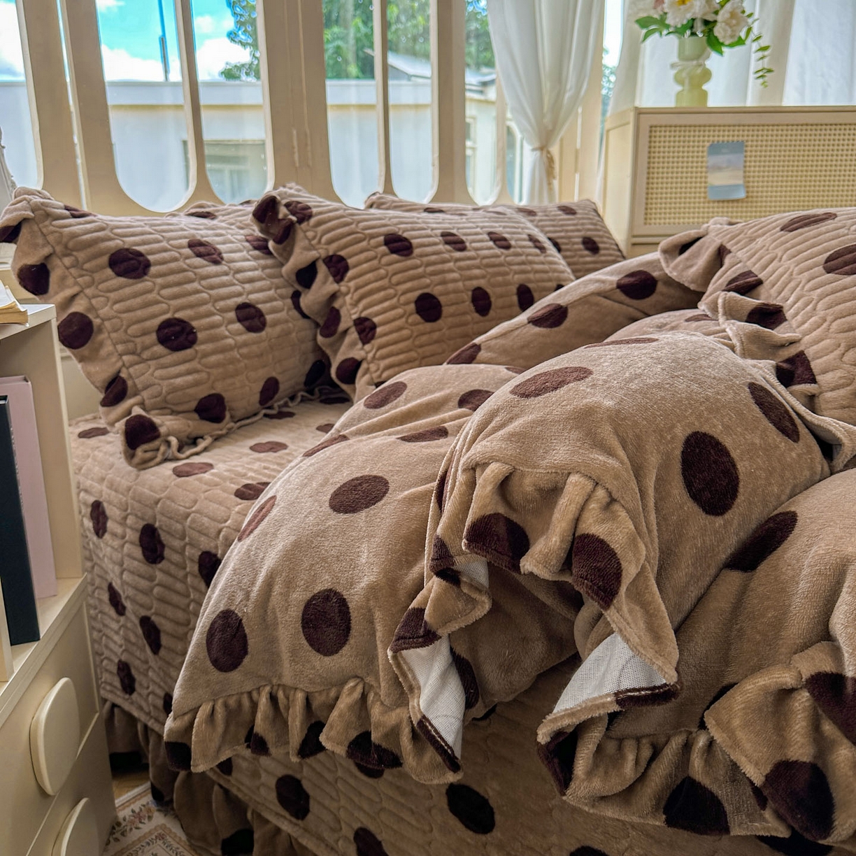 91家纺网 家纺一手货源 找家纺 美梦家纺 2025新款牛奶绒花边夹棉床盖四件套 咖波点