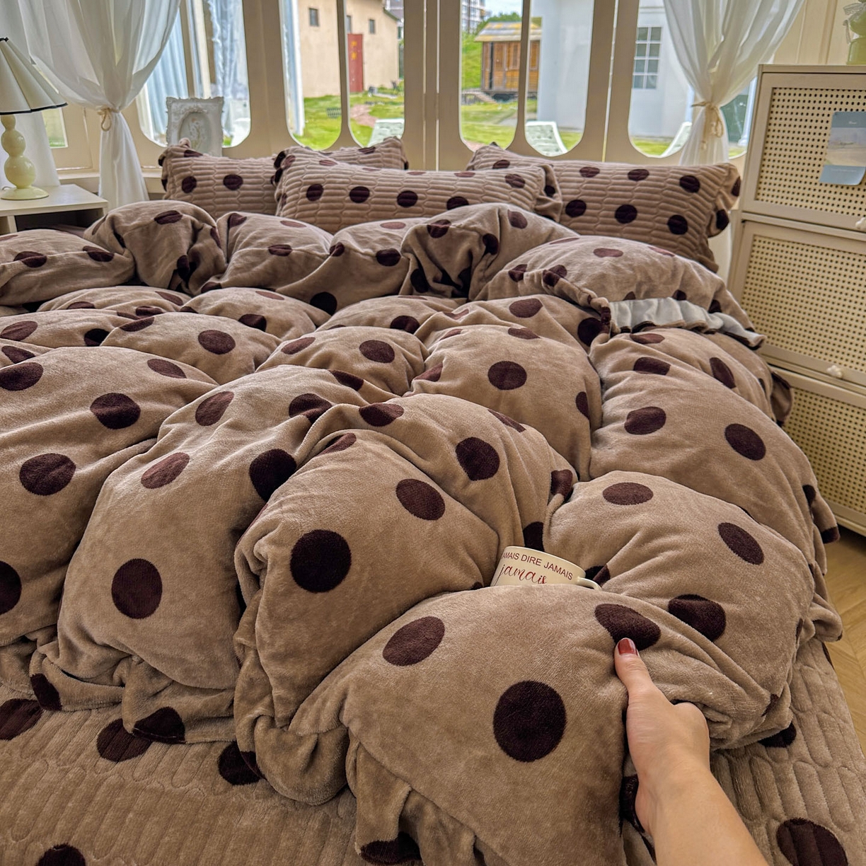 91家纺网 家纺一手货源 找家纺 美梦家纺 2025新款牛奶绒花边夹棉床盖四件套 咖波点