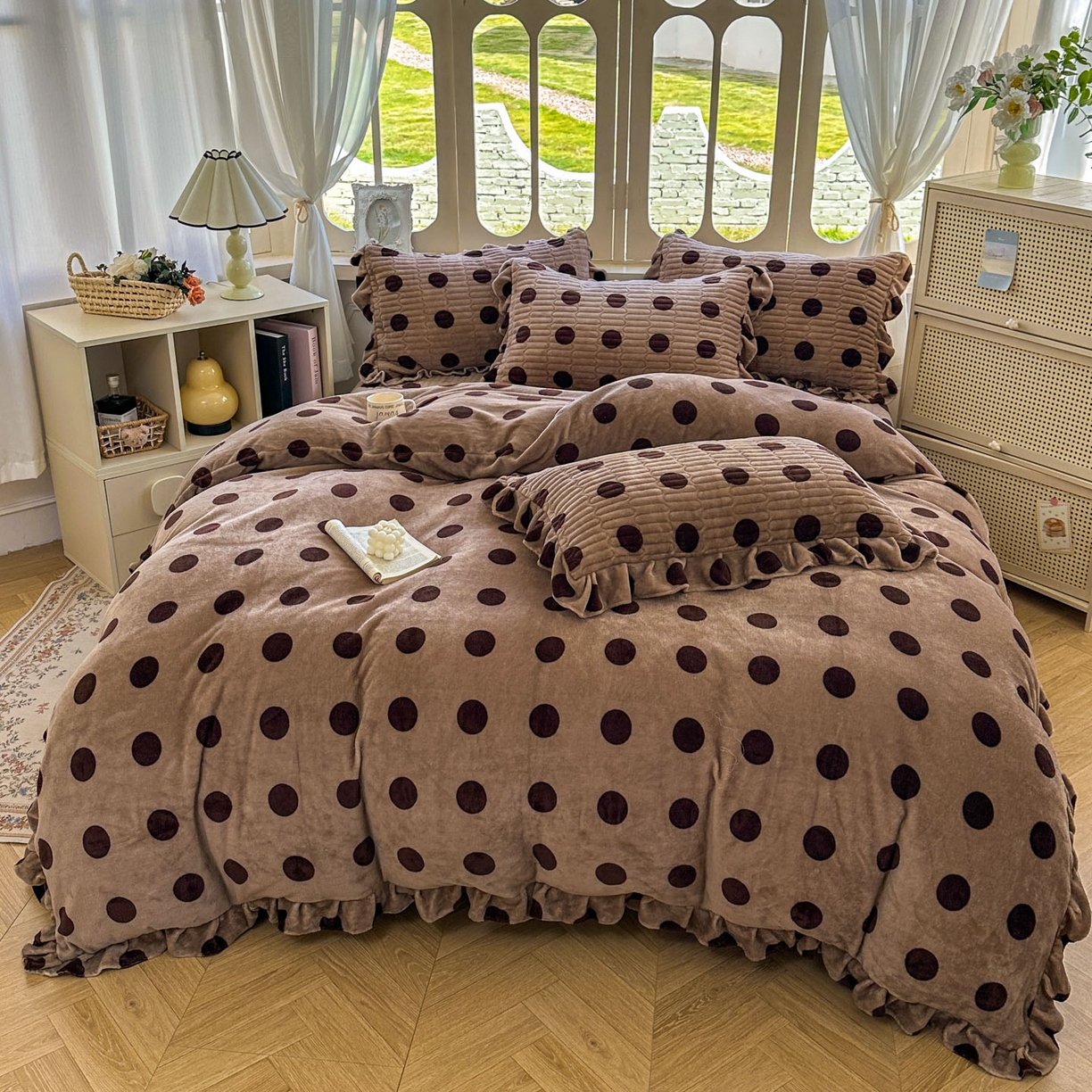 91家纺网 家纺一手货源 找家纺 美梦家纺 2025新款牛奶绒花边夹棉床盖四件套 咖波点