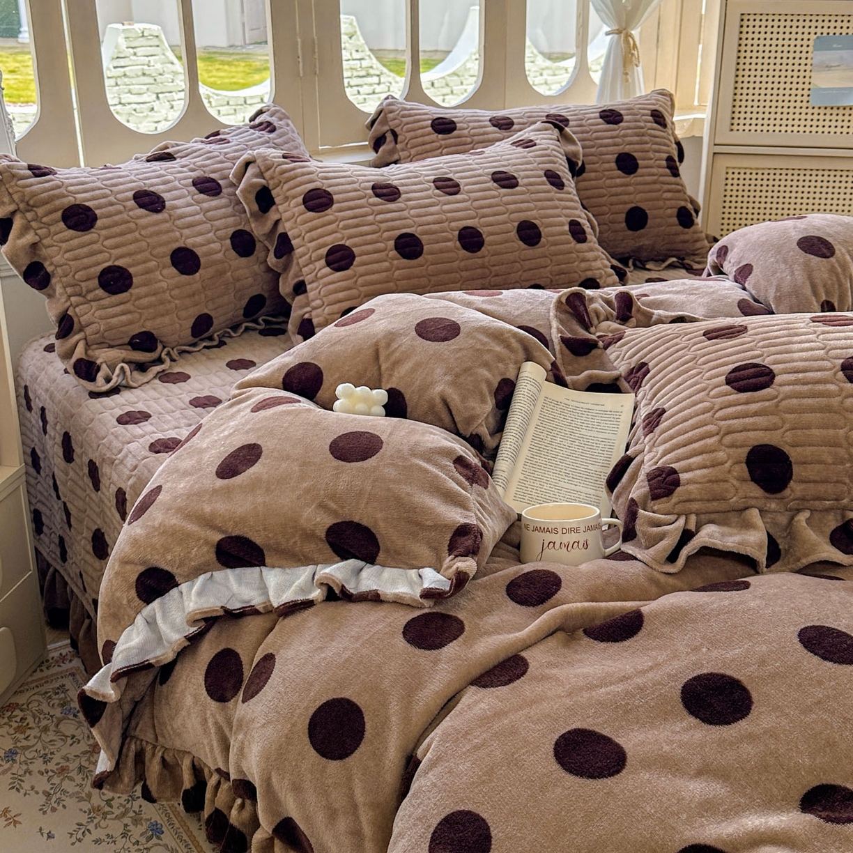 91家纺网 家纺一手货源 找家纺 美梦家纺 2025新款牛奶绒花边夹棉床盖四件套 咖波点