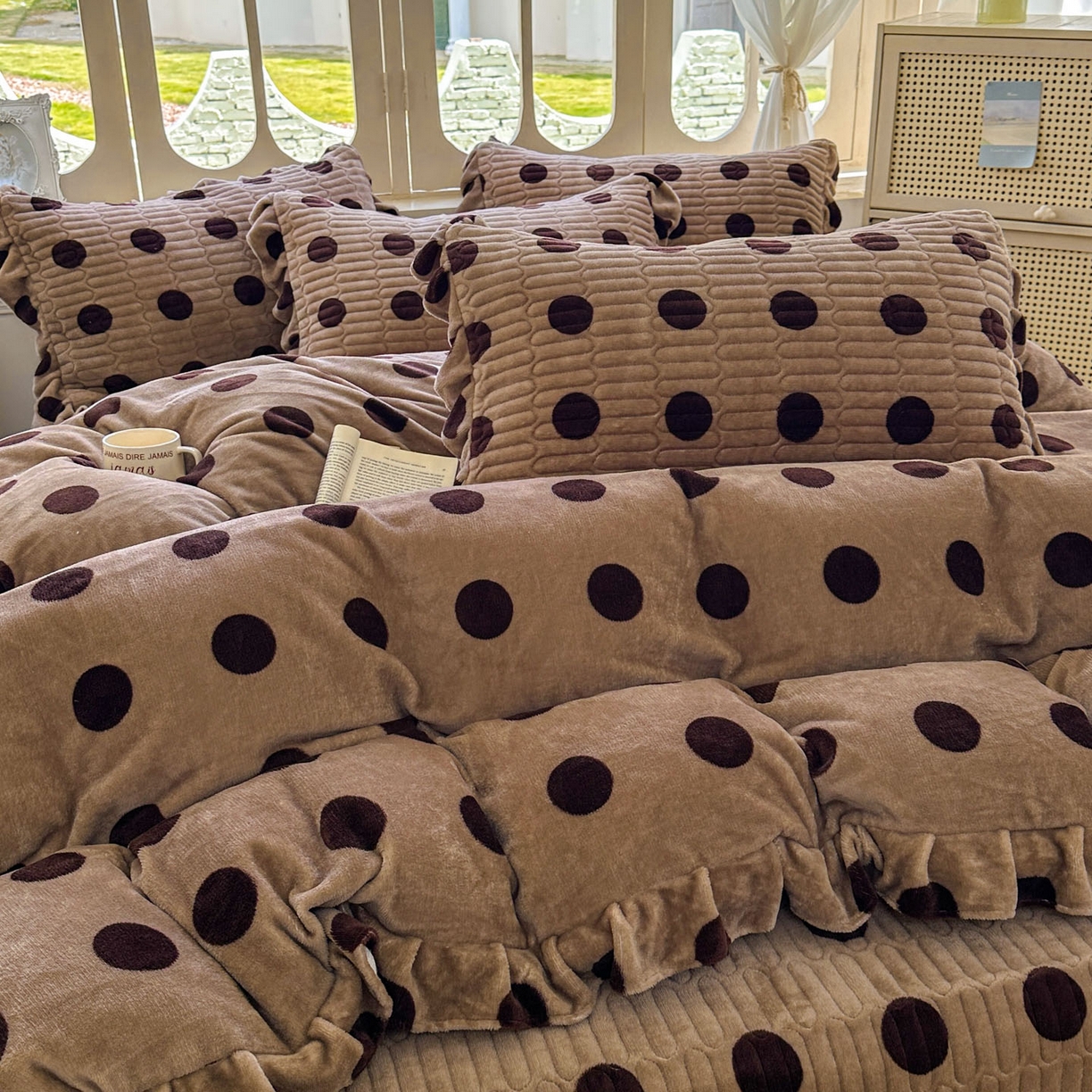 91家纺网 家纺一手货源 找家纺 美梦家纺 2025新款牛奶绒花边夹棉床盖四件套 咖波点