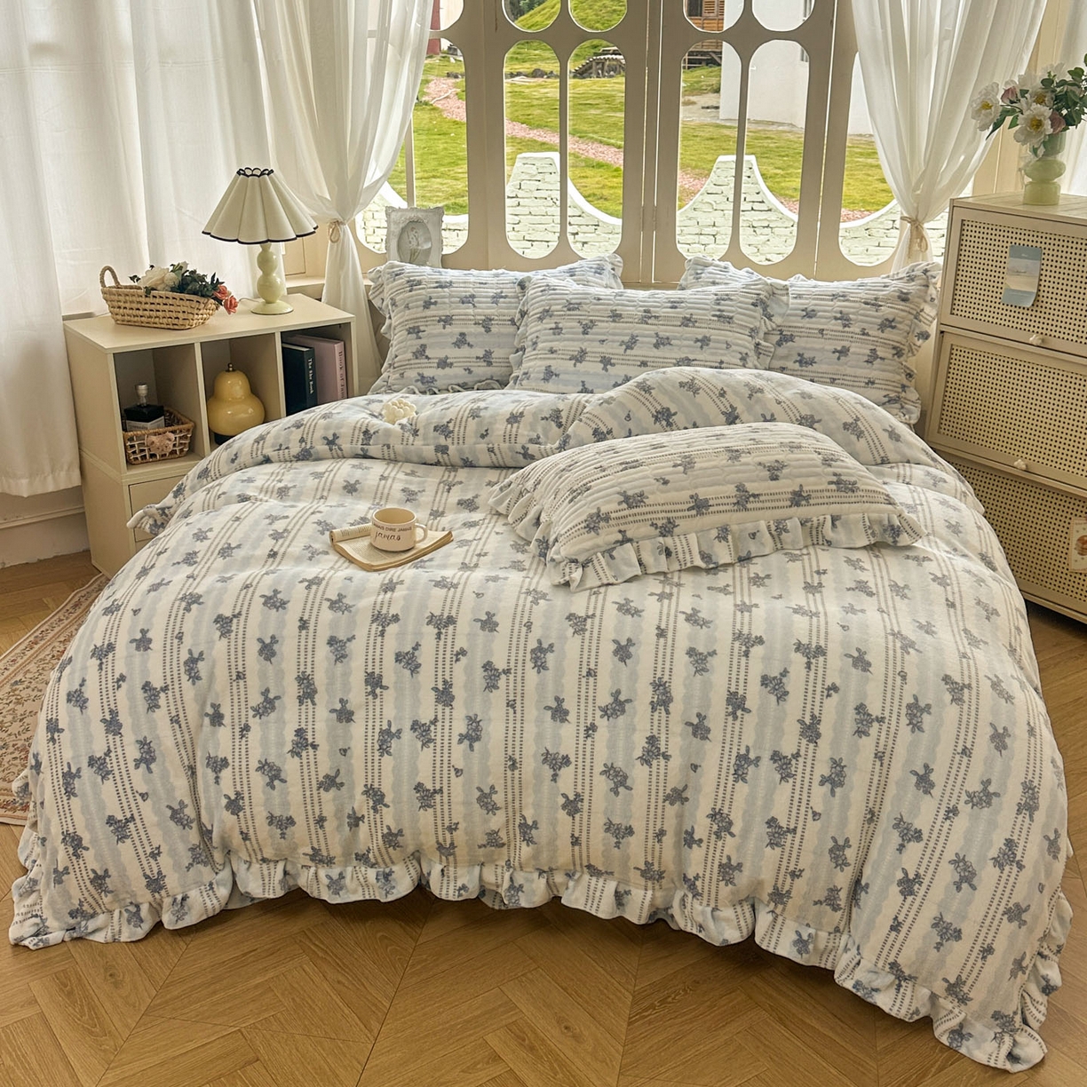 91家纺网 家纺一手货源 找家纺 美梦家纺 2025新款牛奶绒花边夹棉床盖四件套 蕾丝花-蓝