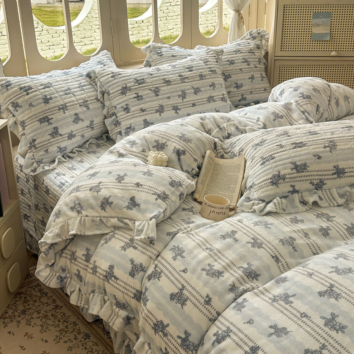 91家纺网 家纺一手货源 找家纺 美梦家纺 2025新款牛奶绒花边夹棉床盖四件套 蕾丝花-蓝