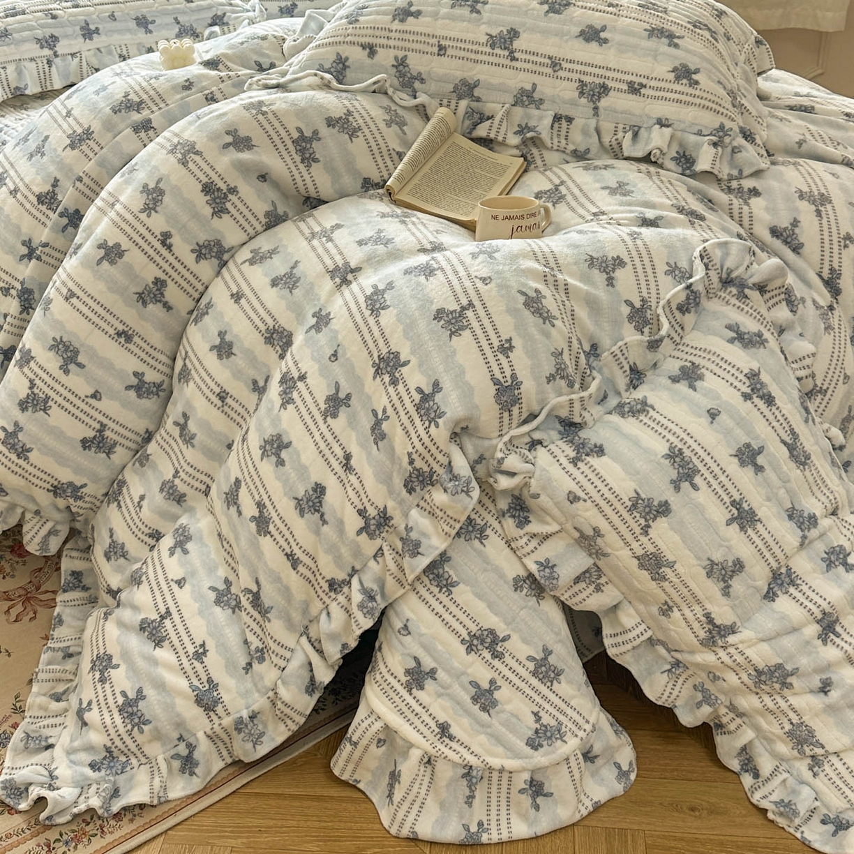 91家纺网 家纺一手货源 找家纺 美梦家纺 2025新款牛奶绒花边夹棉床盖四件套 蕾丝花-蓝