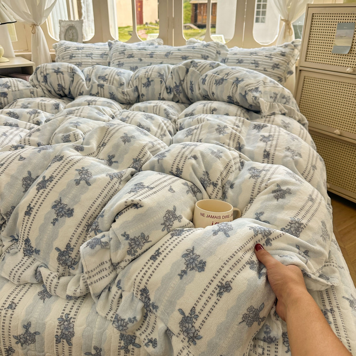 91家纺网 家纺一手货源 找家纺 美梦家纺 2025新款牛奶绒花边夹棉床盖四件套 蕾丝花-蓝