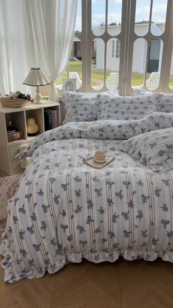91家纺网 家纺一手货源 找家纺 美梦家纺 2025新款牛奶绒花边夹棉床盖四件套 蕾丝花-蓝