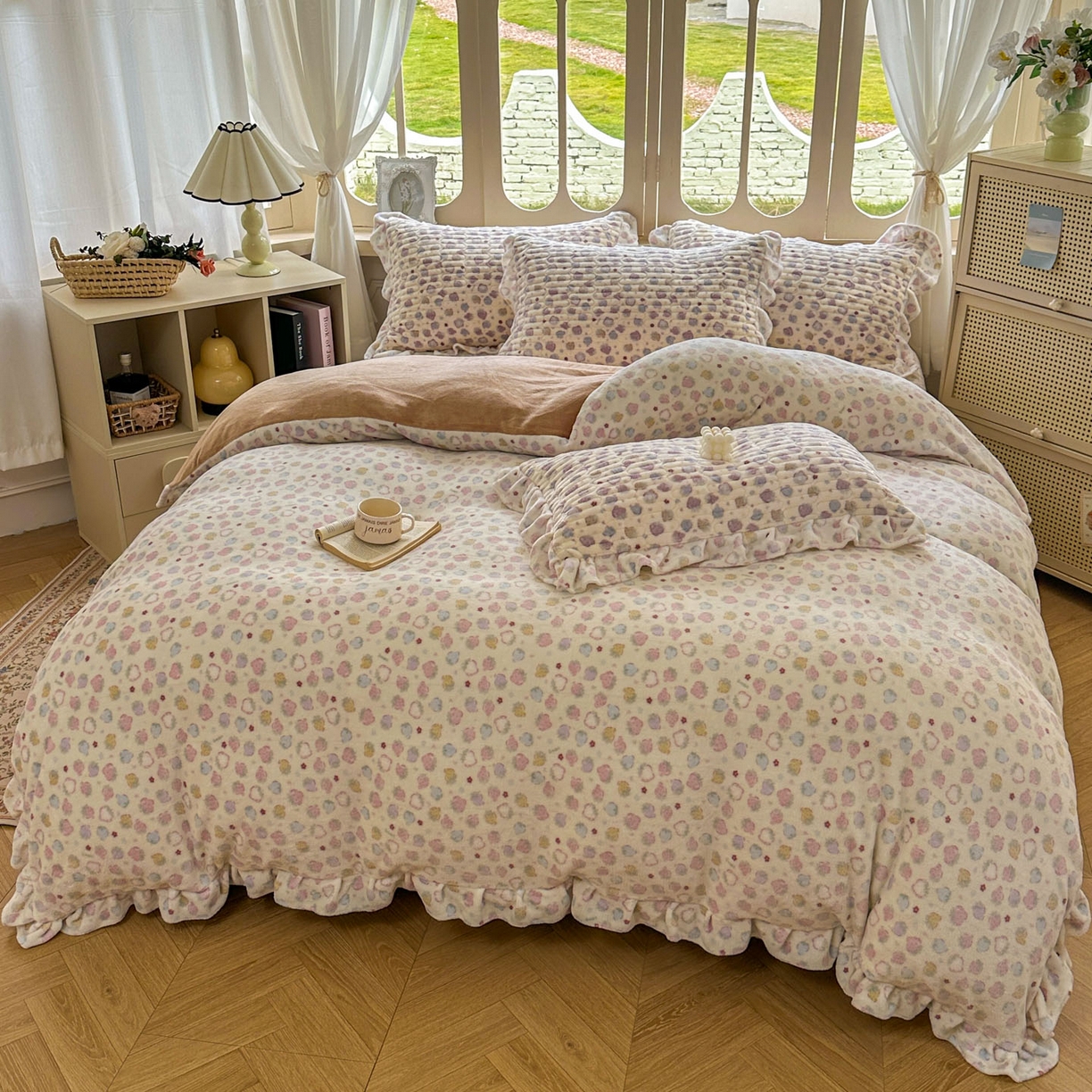 91家纺网 家纺一手货源 找家纺 美梦家纺 2025新款牛奶绒花边夹棉床盖四件套 灵动草莓-米