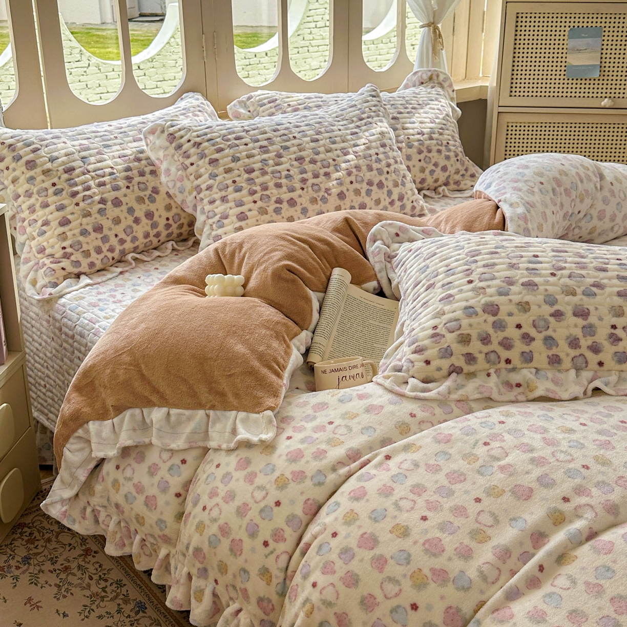 91家纺网 家纺一手货源 找家纺 美梦家纺 2025新款牛奶绒花边夹棉床盖四件套 灵动草莓-米