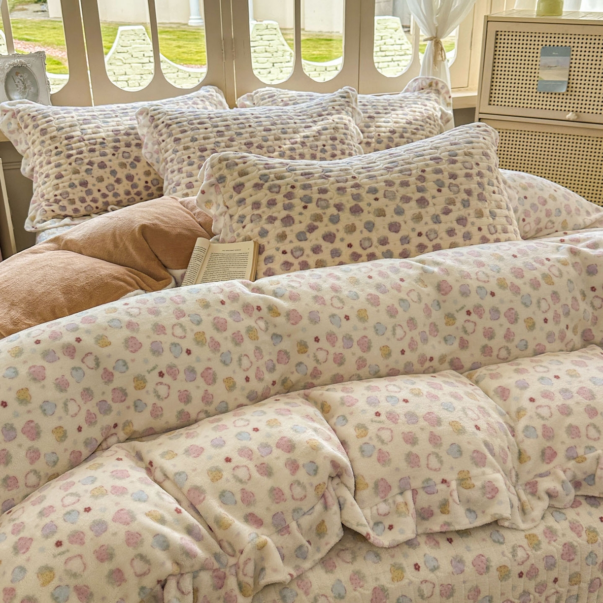 91家纺网 家纺一手货源 找家纺 美梦家纺 2025新款牛奶绒花边夹棉床盖四件套 灵动草莓-米