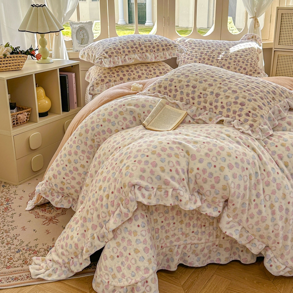 91家纺网 家纺一手货源 找家纺 美梦家纺 2025新款牛奶绒花边夹棉床盖四件套 灵动草莓-米