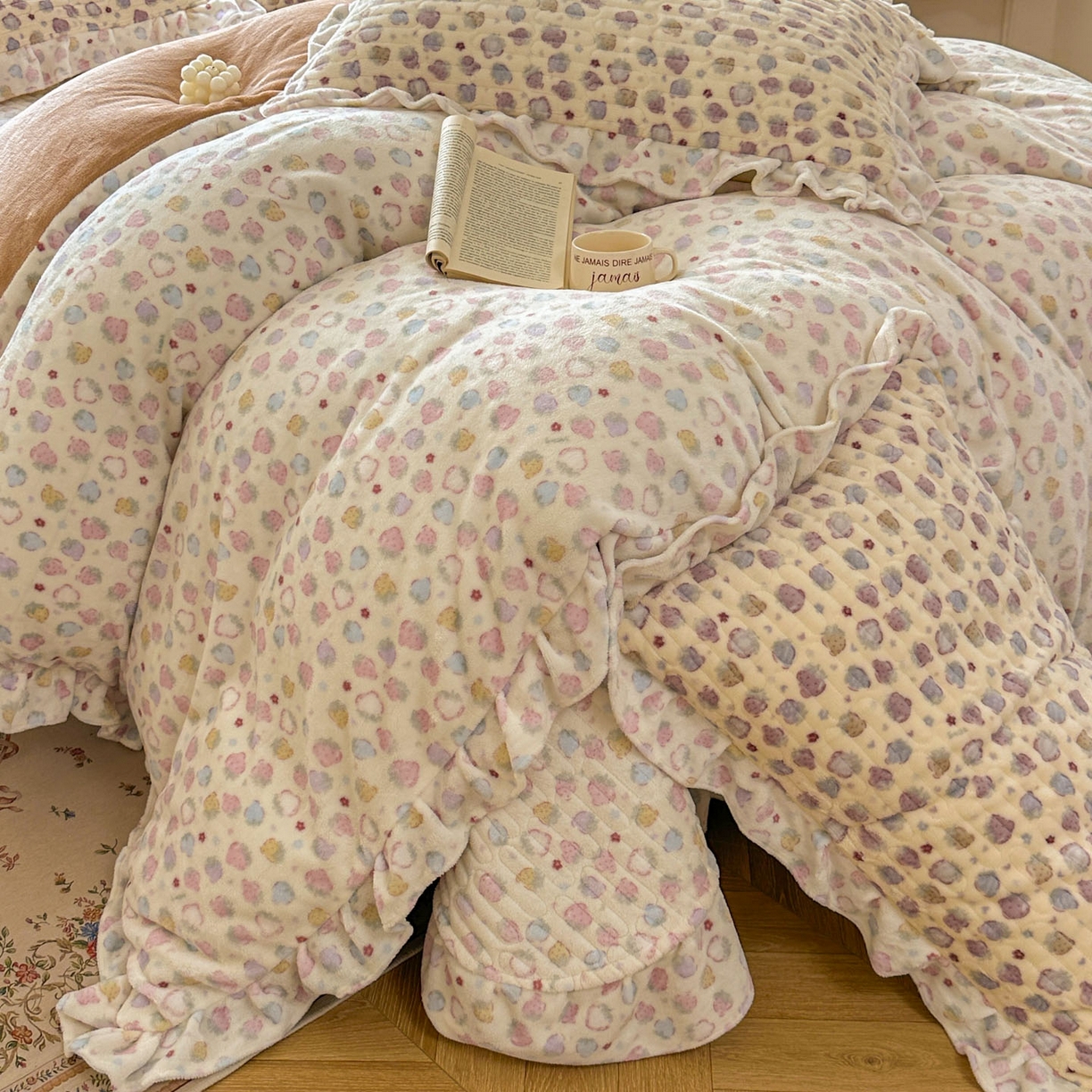 91家纺网 家纺一手货源 找家纺 美梦家纺 2025新款牛奶绒花边夹棉床盖四件套 灵动草莓-米