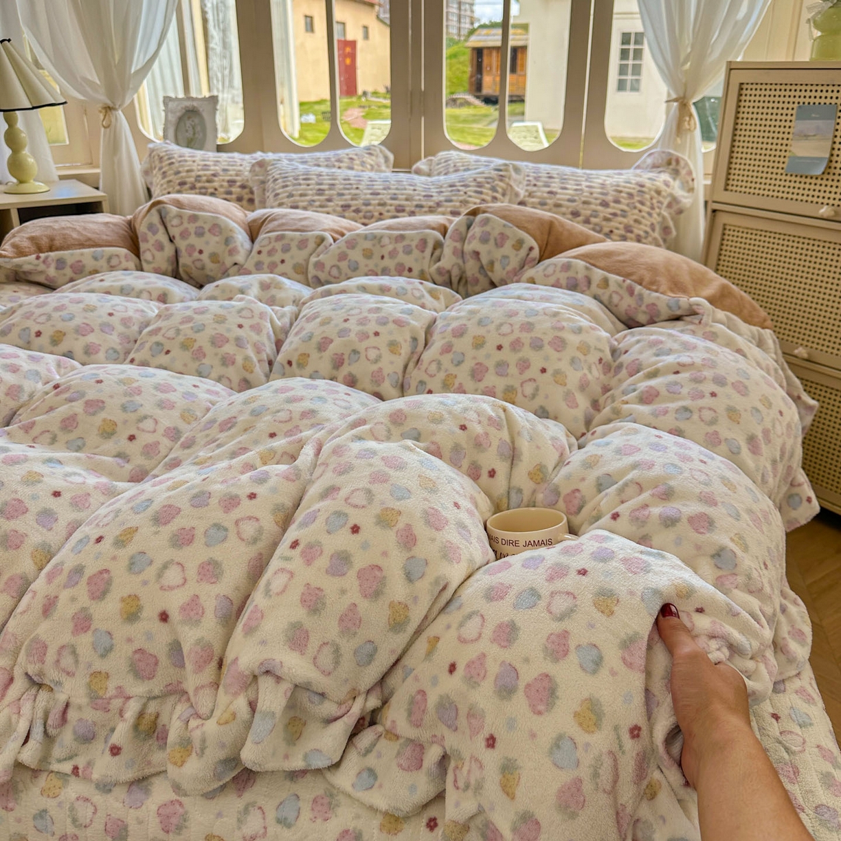 91家纺网 家纺一手货源 找家纺 美梦家纺 2025新款牛奶绒花边夹棉床盖四件套 灵动草莓-米