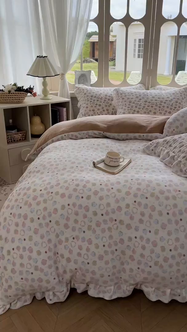 91家纺网 家纺一手货源 找家纺 美梦家纺 2025新款牛奶绒花边夹棉床盖四件套 灵动草莓-米