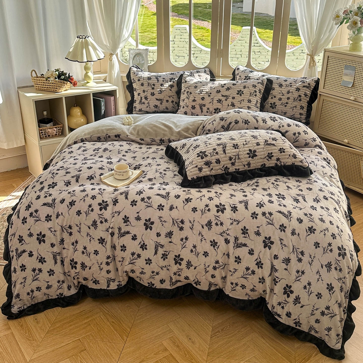 91家纺网 家纺一手货源 找家纺 美梦家纺 2025新款牛奶绒花边夹棉床盖四件套 秋叶-咖