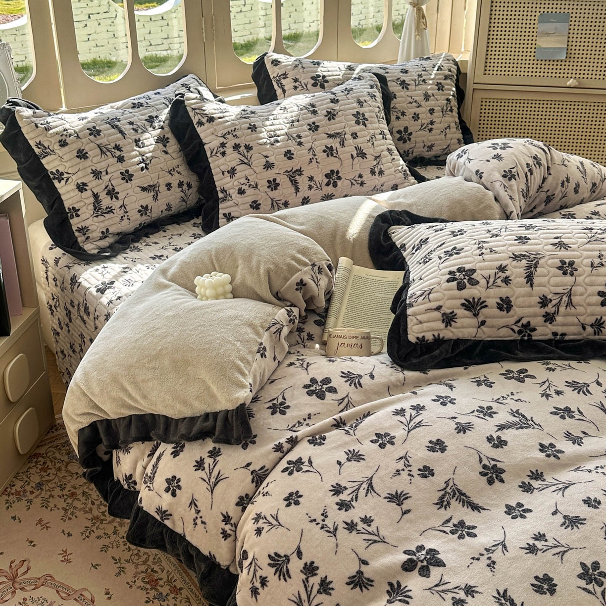 91家纺网 家纺一手货源 找家纺 美梦家纺 2025新款牛奶绒花边夹棉床盖四件套 秋叶-咖