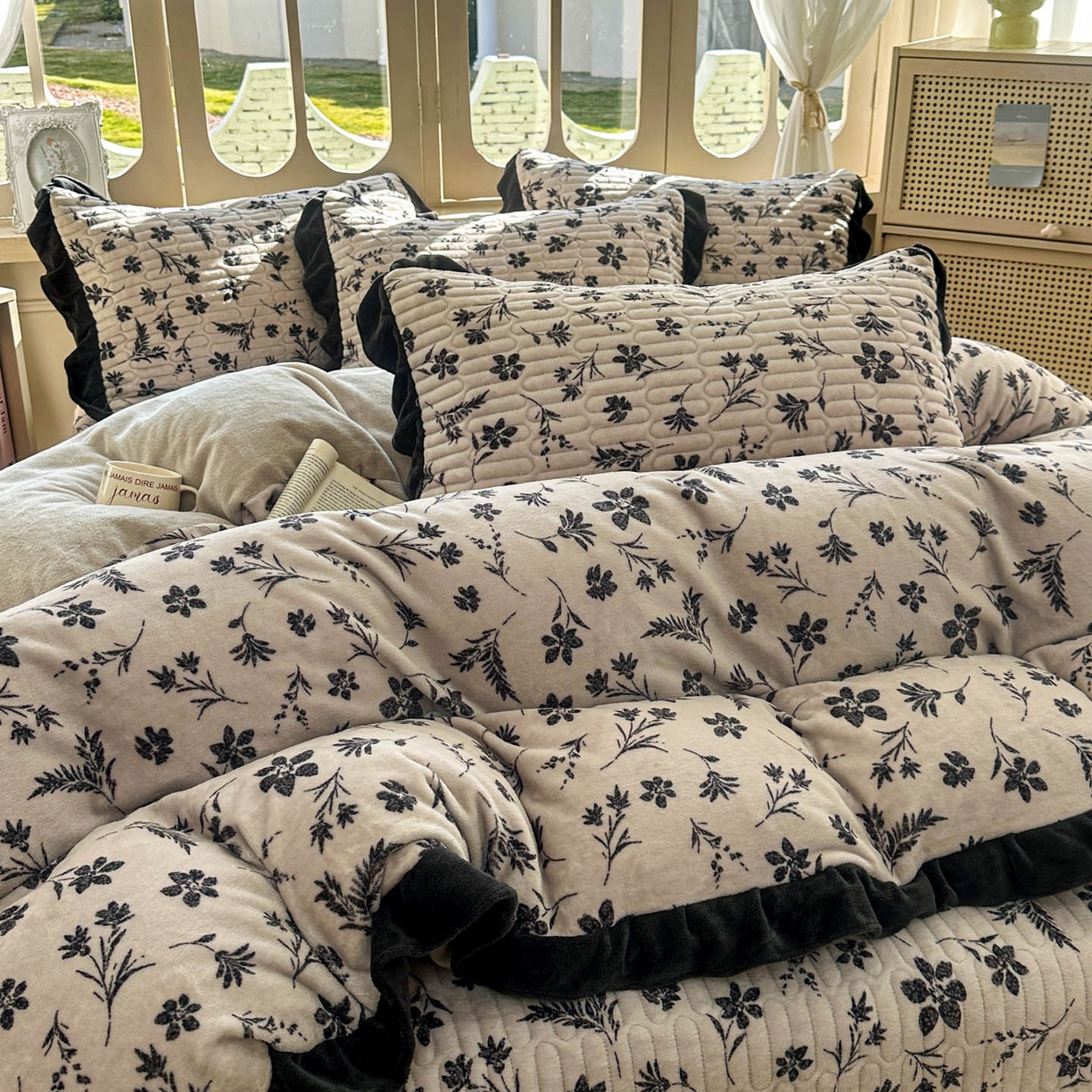 91家纺网 家纺一手货源 找家纺 美梦家纺 2025新款牛奶绒花边夹棉床盖四件套 秋叶-咖