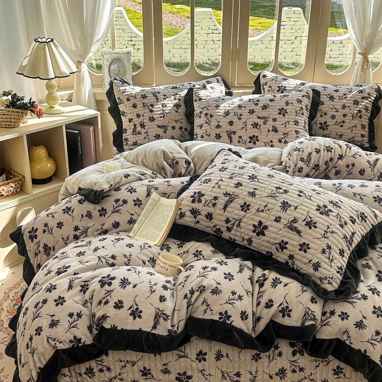 91家纺网 家纺一手货源 找家纺 美梦家纺 2025新款牛奶绒花边夹棉床盖四件套 秋叶-咖