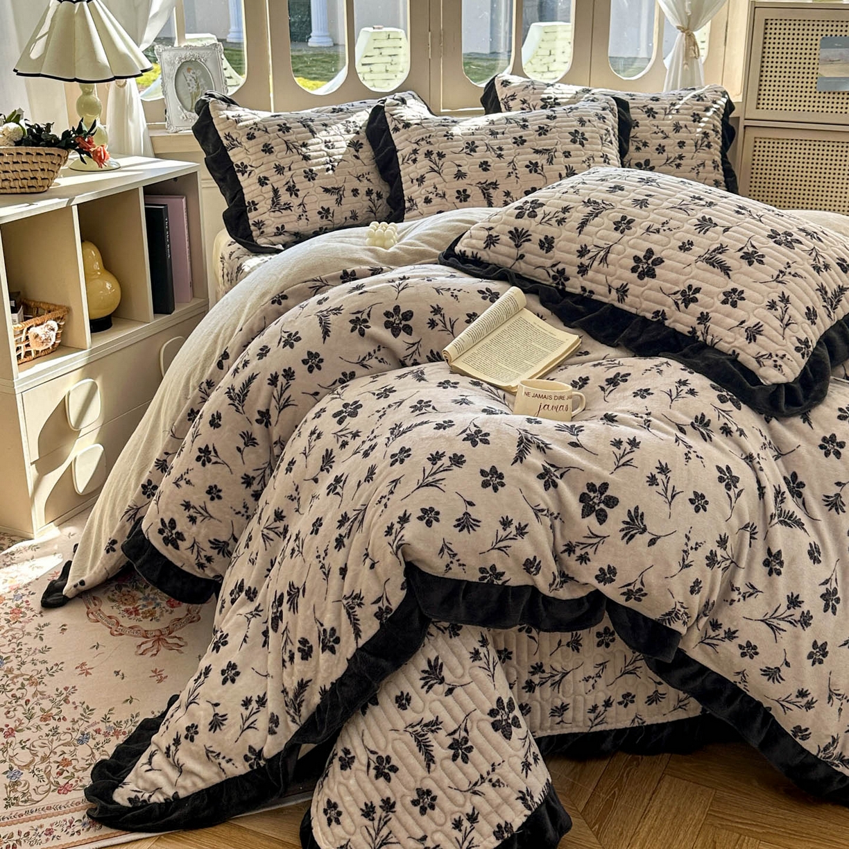 91家纺网 家纺一手货源 找家纺 美梦家纺 2025新款牛奶绒花边夹棉床盖四件套 秋叶-咖