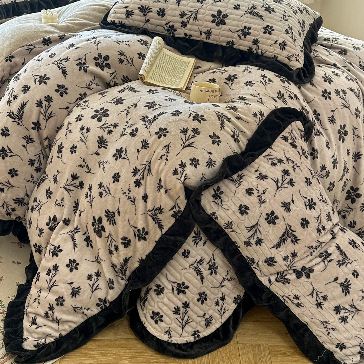 91家纺网 家纺一手货源 找家纺 美梦家纺 2025新款牛奶绒花边夹棉床盖四件套 秋叶-咖