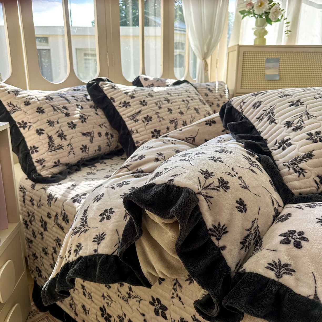 91家纺网 家纺一手货源 找家纺 美梦家纺 2025新款牛奶绒花边夹棉床盖四件套 秋叶-咖