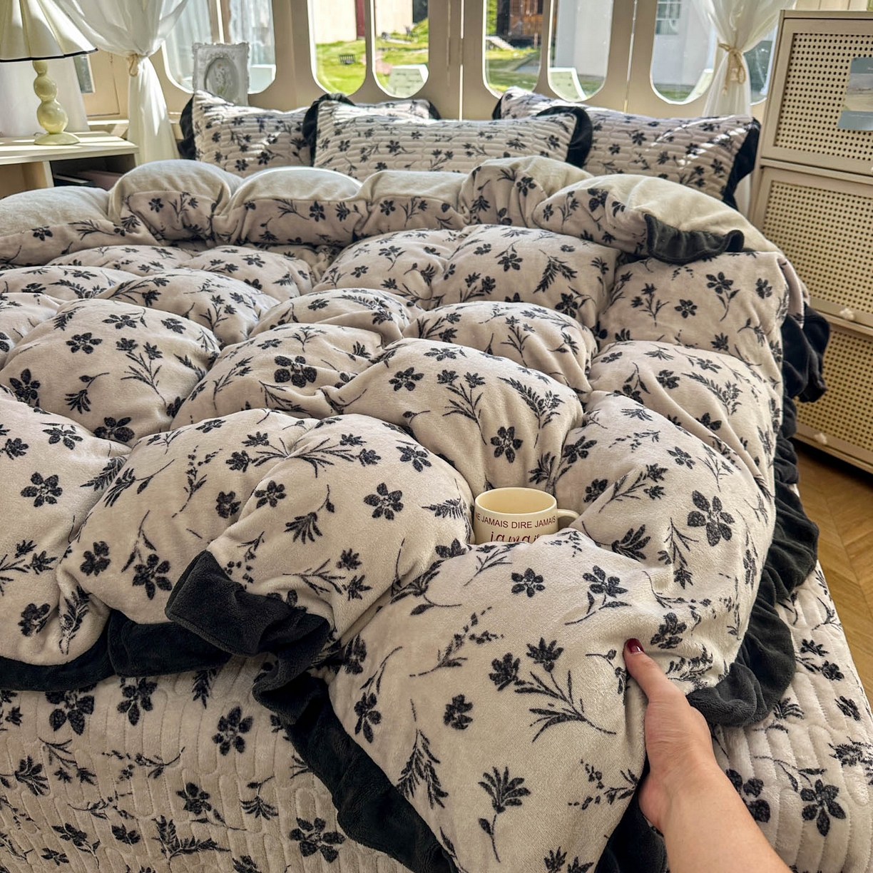 91家纺网 家纺一手货源 找家纺 美梦家纺 2025新款牛奶绒花边夹棉床盖四件套 秋叶-咖