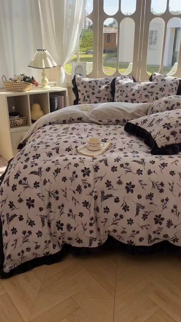91家纺网 家纺一手货源 找家纺 美梦家纺 2025新款牛奶绒花边夹棉床盖四件套 秋叶-咖