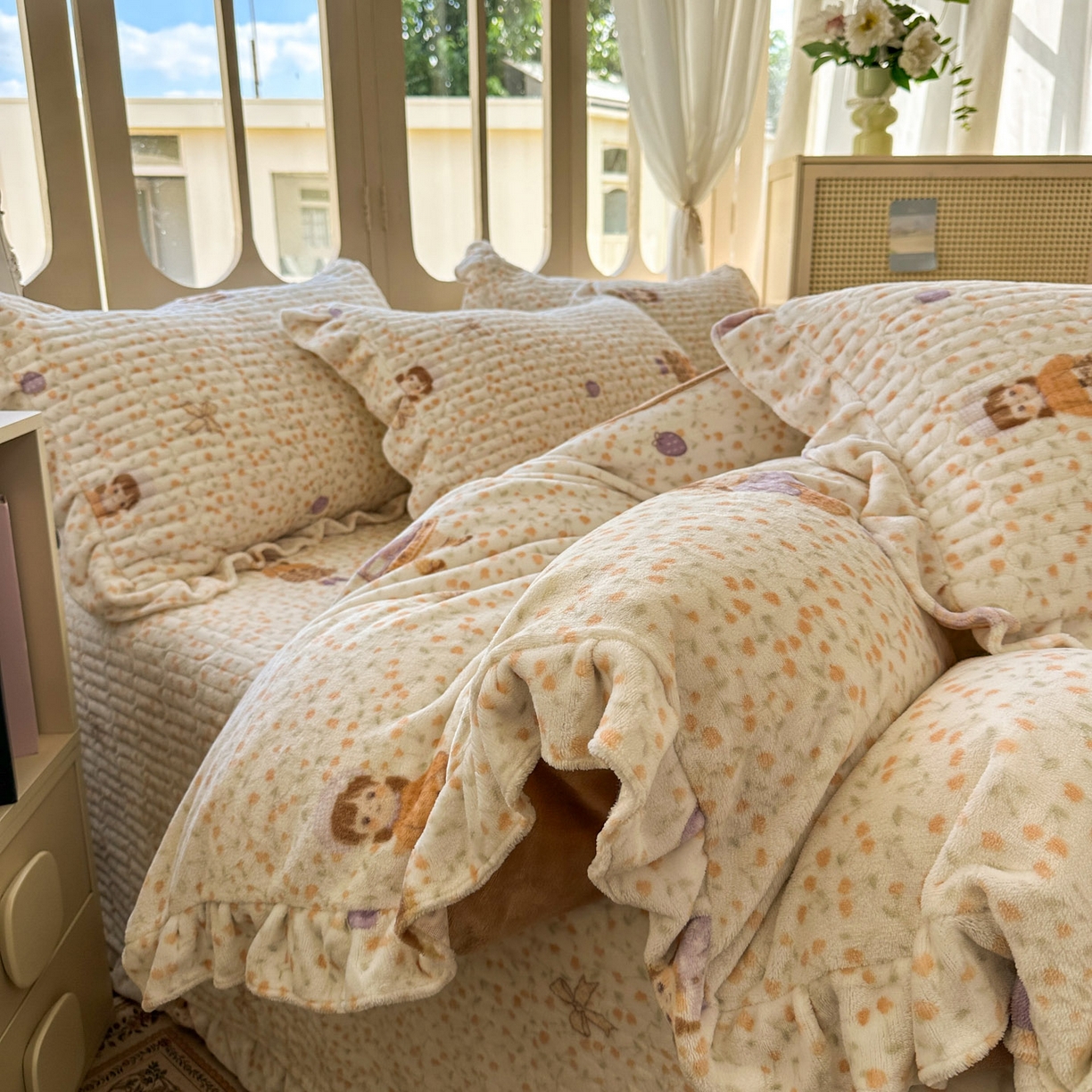 91家纺网 家纺一手货源 找家纺 美梦家纺 2025新款牛奶绒花边夹棉床盖四件套 甜美女孩