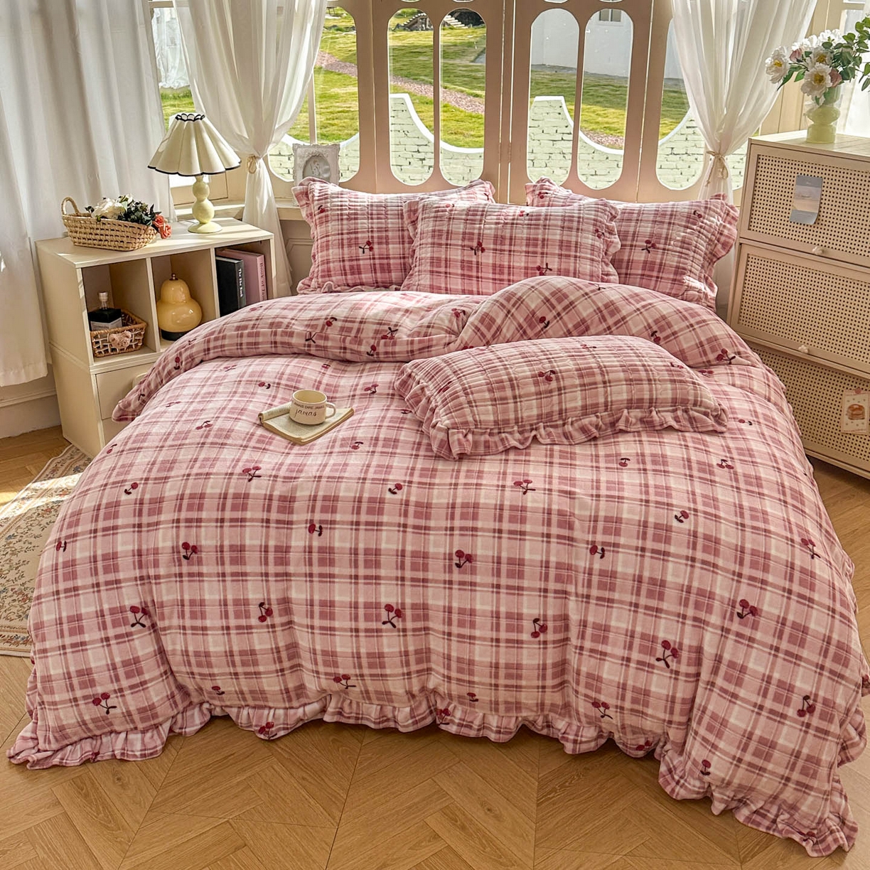 91家纺网 家纺一手货源 找家纺 美梦家纺 2025新款牛奶绒花边夹棉床盖四件套 乌梅紫酱