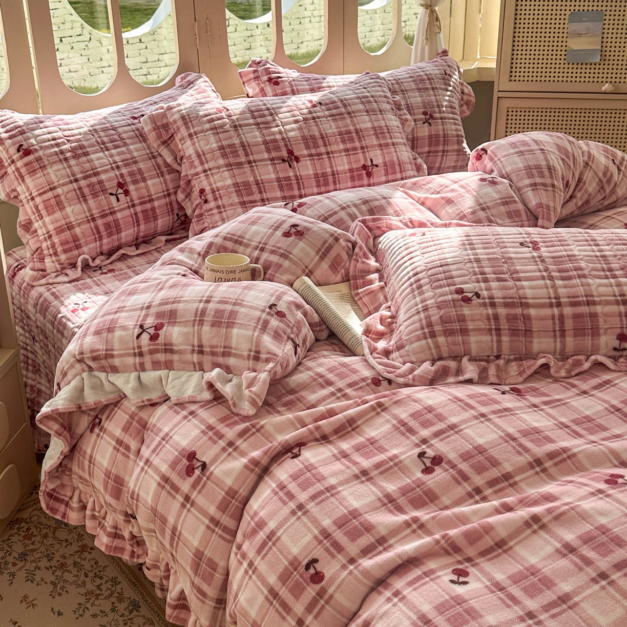 91家纺网 家纺一手货源 找家纺 美梦家纺 2025新款牛奶绒花边夹棉床盖四件套 乌梅紫酱