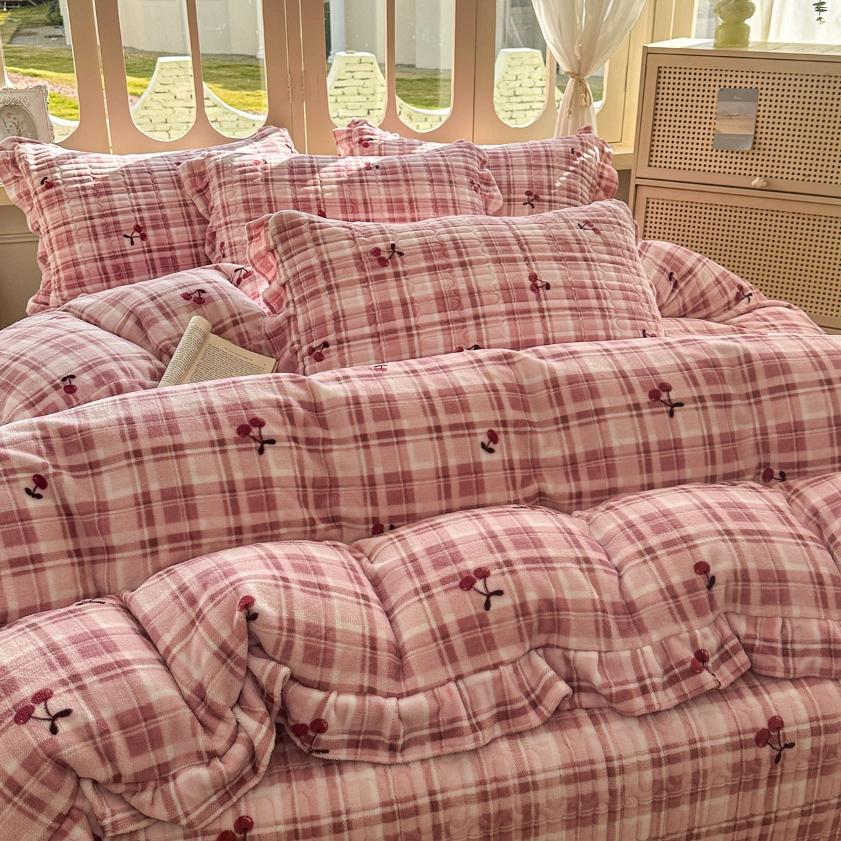 91家纺网 家纺一手货源 找家纺 美梦家纺 2025新款牛奶绒花边夹棉床盖四件套 乌梅紫酱