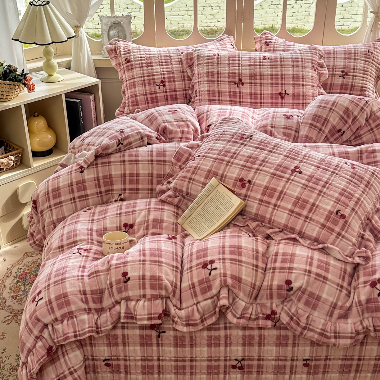 91家纺网 家纺一手货源 找家纺 美梦家纺 2025新款牛奶绒花边夹棉床盖四件套 乌梅紫酱