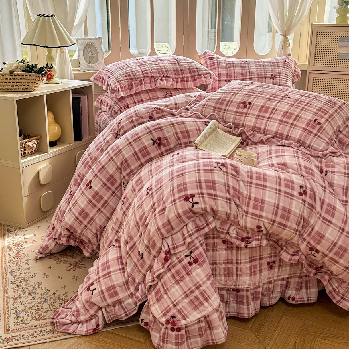 91家纺网 家纺一手货源 找家纺 美梦家纺 2025新款牛奶绒花边夹棉床盖四件套 乌梅紫酱